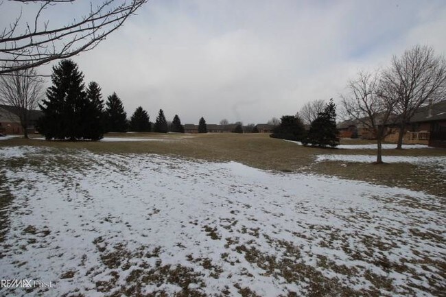 Foto del edificio - 45710 Meadows Cir W