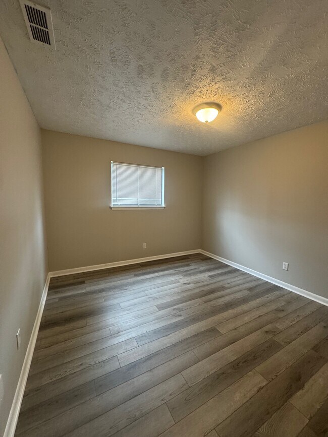 Building Photo - 901 Applewood Ln