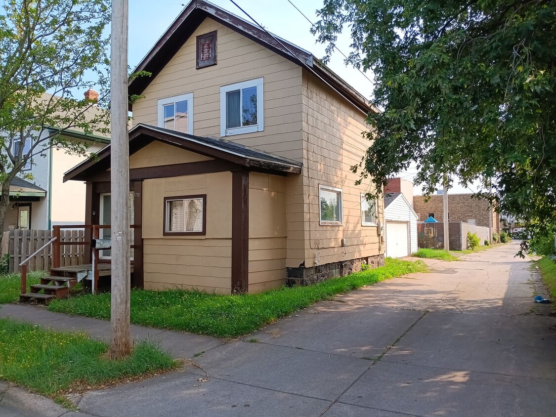 Primary Photo - 4 bed 1 bath 2 car garage