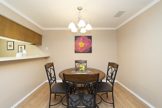 Dining area - 4107 Medical Dr