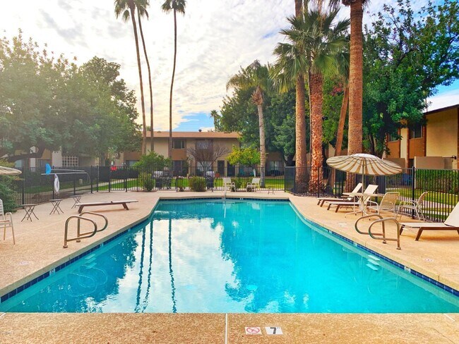 1 de las 2 piscinas (una climatizada) - 4701 N 68th St