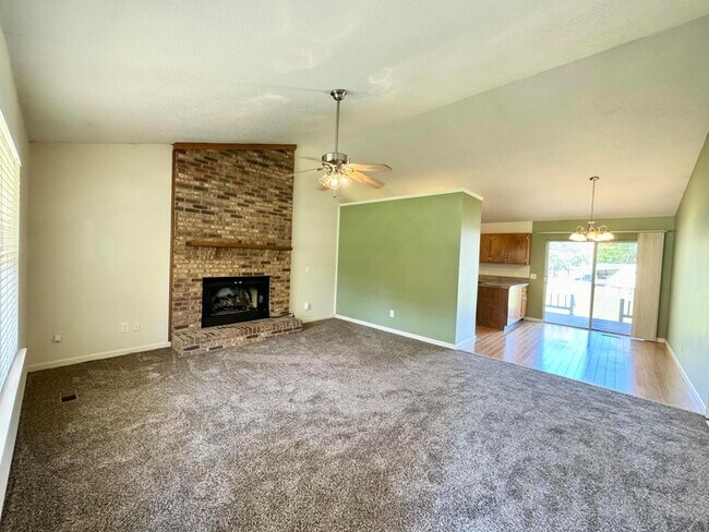 Foto del edificio - 5609 Landrum Dr