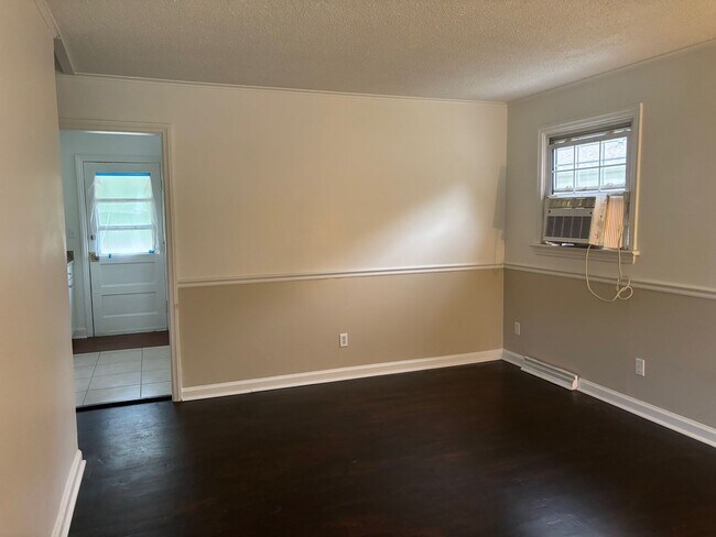 Foto del edificio - 3 BEDROOM, 1 BATH, 900 SQ FT, GAS HEAT, WINDOW AC