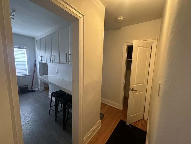 Photo du bâtiment - 595 St Clair Ave W