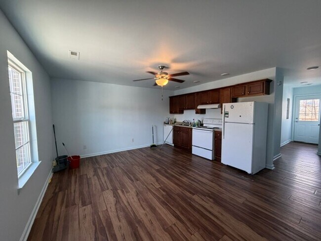 Foto del edificio - 3 Bedroom 2 Bathroom in a Tri-plex