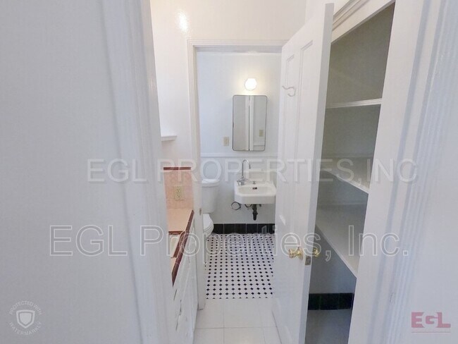 Foto del edificio - 1421 N Laurel Ave