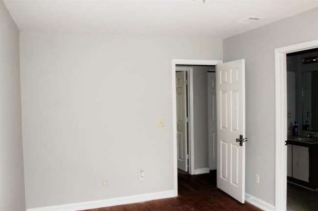 Building Photo - 300 Ardale Dr