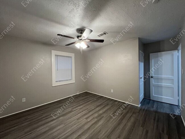 Building Photo - 227 Broadmoor Dr