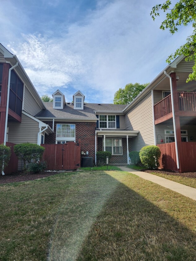 Primary Photo - 1002 Primrose Ln