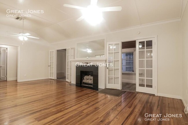 Foto del edificio - 1355 Lakeshore Dr