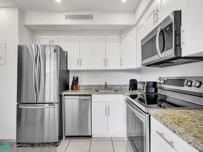 Building Photo - 2751 N Palm Aire Dr