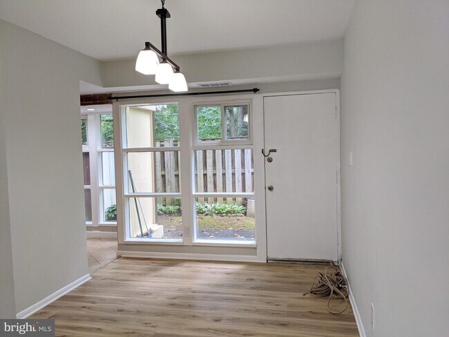 Building Photo - 4445 Forest Glen Ct