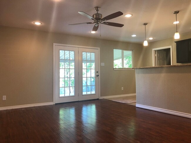 Building Photo - 4 Bedroom / 2 Bath / 2 Car Garage