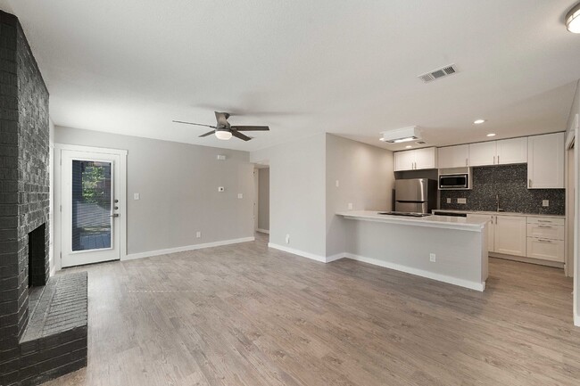 Building Photo - Modern 2 Bed, 2 Bath Multiplex in Austin, ...