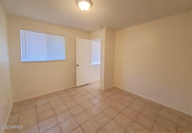 Building Photo - 1519 W Desert Cove Ave