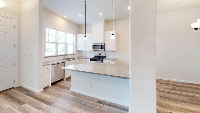 Building Photo - 16072 Doe Lk Dr