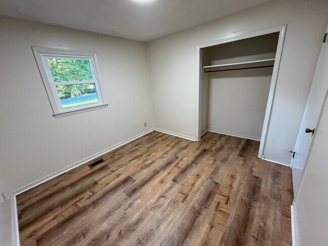 Foto del edificio - 2417 Landis Dr