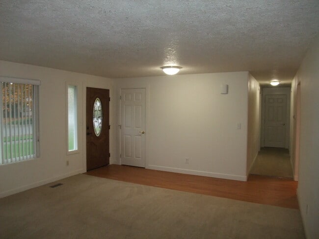 Building Photo - Very Nice Clean Updated Home in Lebanon