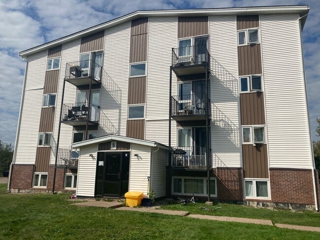Building Photo - 5 Green Valley Dr