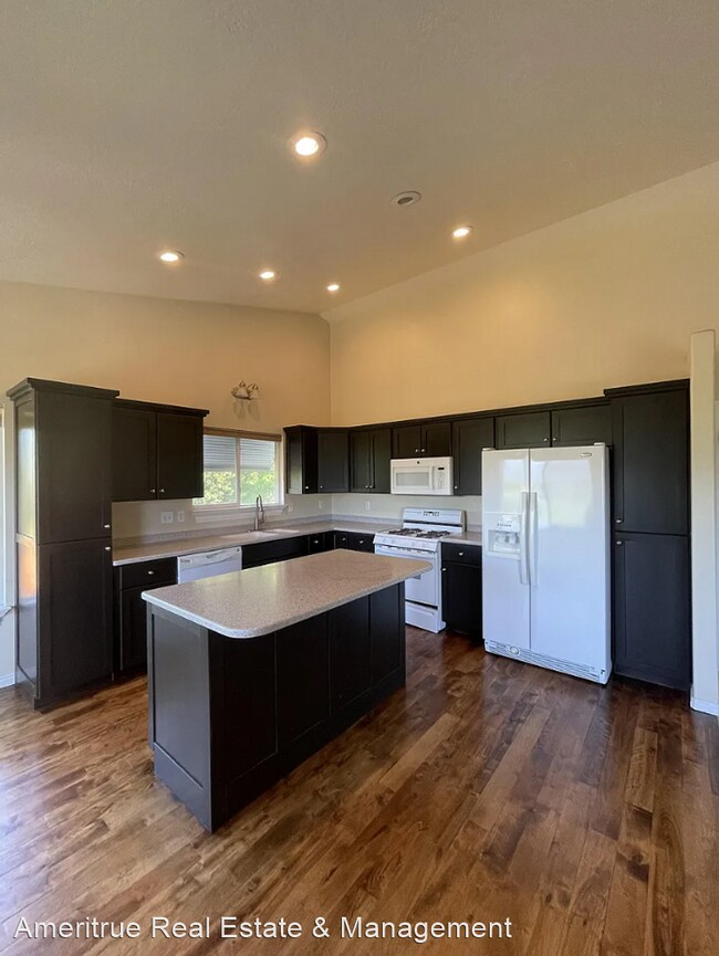 Foto del edificio - 5 br, 3 bath House - 628 E. 260 S.