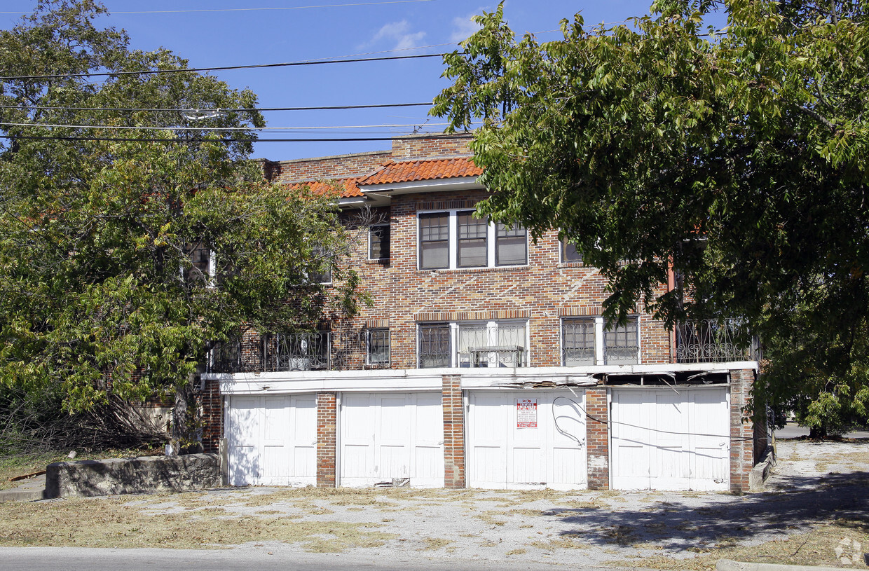 Primary Photo - 5514-5550 Broadway St
