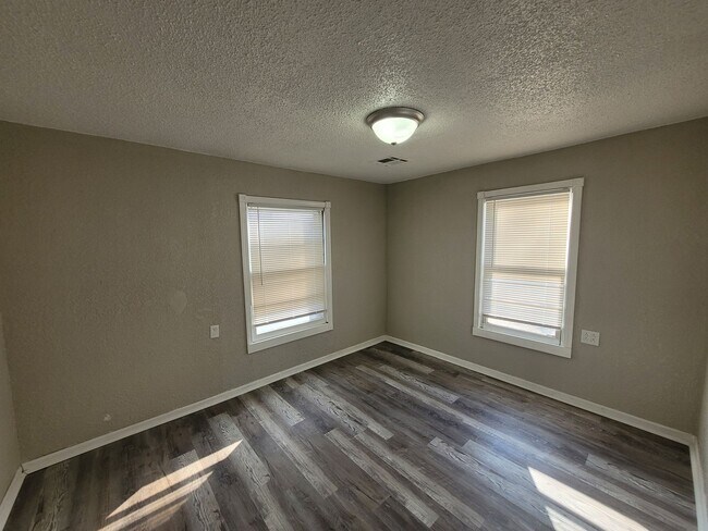 Building Photo - $850 - 2 bedroom/ 1 bathroom - Newly remod...