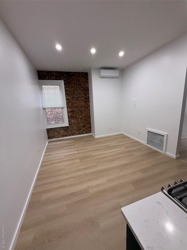 Foto del edificio - 74-45 62nd St