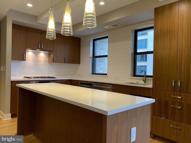 Foto del edificio - 8302 Woodmont Ave