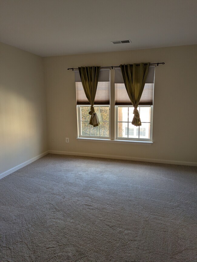 Foto del edificio - 2724 Manhattan Pl