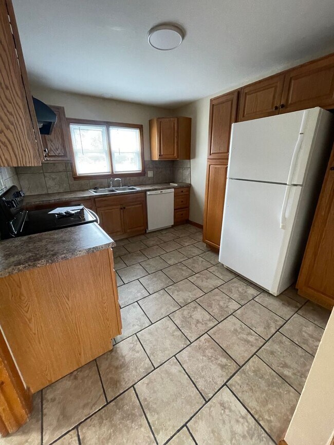 Building Photo - 3 Bedroom, 1 bathroom House with Double De...