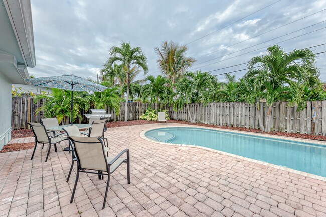 Building Photo - 700 NE 23rd Terrace