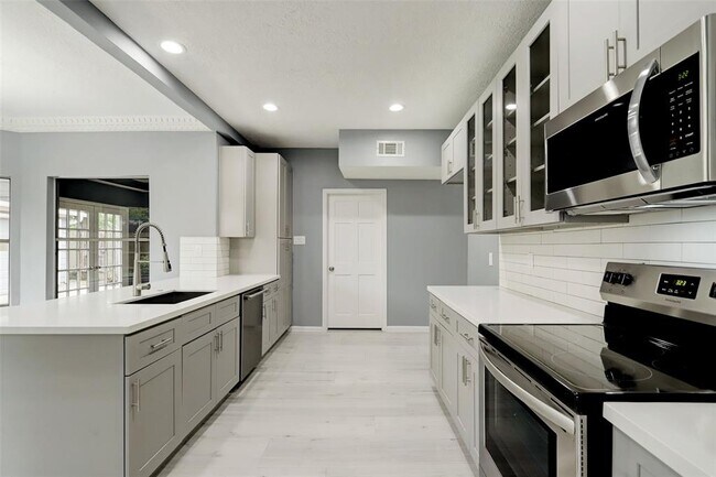 Building Photo - 12435 Piping Rock Dr