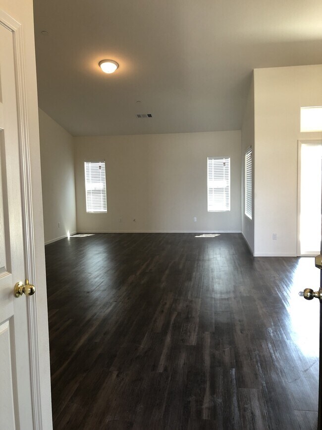 Foto del edificio - Like New 4 Bedroom House!