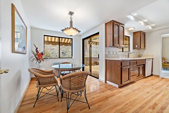 Building Photo - Breathtaking views of Hood Mountain and Su...