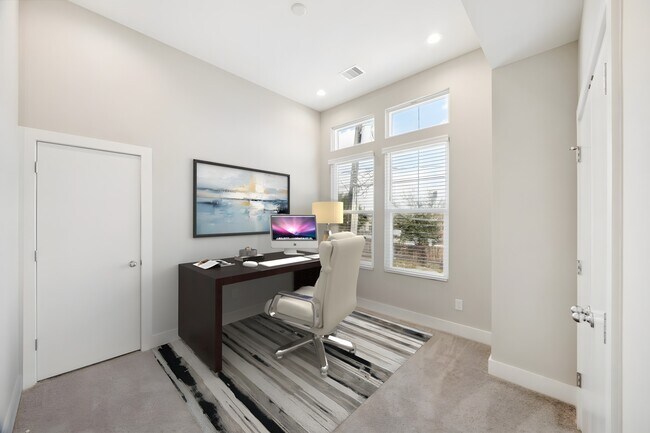 Building Photo - 8662 Easthaven Blvd