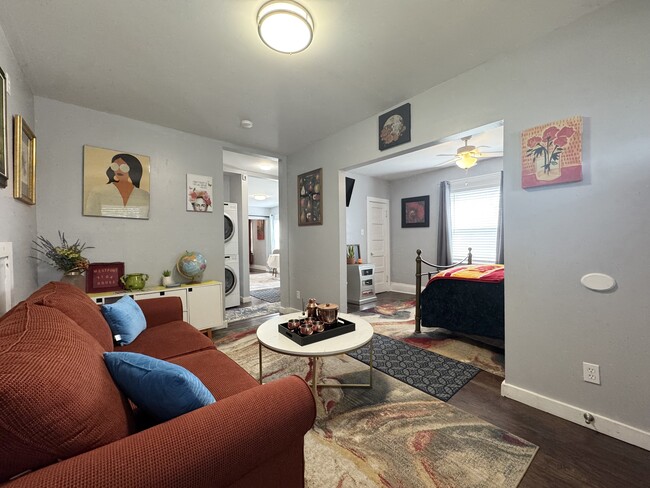 Building Photo - 512 W 39th Ter