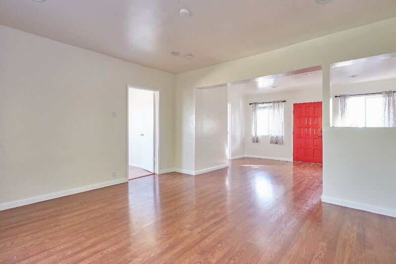 Primary Photo - 1053 N Eastman Ave