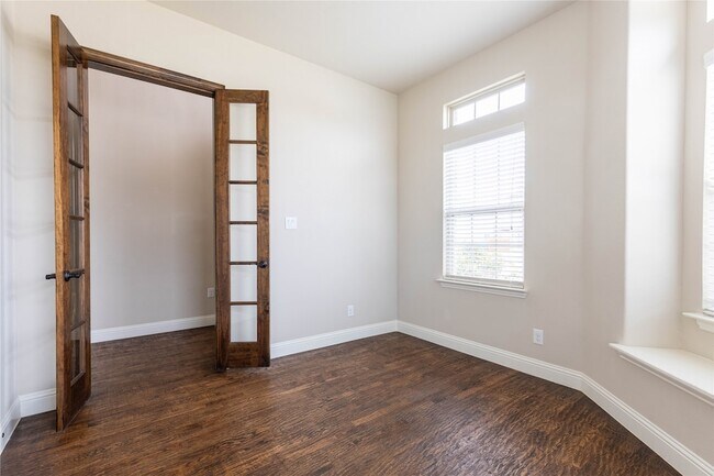 Building Photo - 3312 Blue Jay Ln