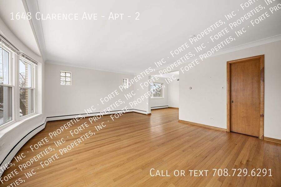 Primary Photo - Massive 4-Bed, 2-Bath Apartment in Berwyn ...