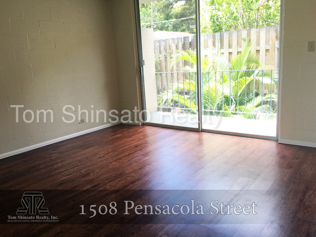 Building Photo - One Bedroom on Pensacola Street!