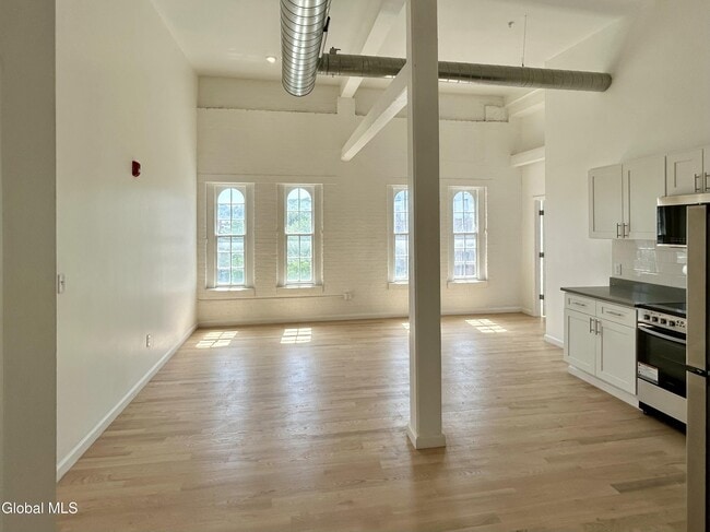 Building Photo - 155 River St