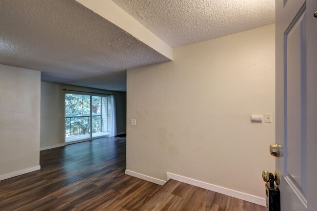 Foto del edificio - Superb Two Bedroom Renton Condo!  Great Lo...