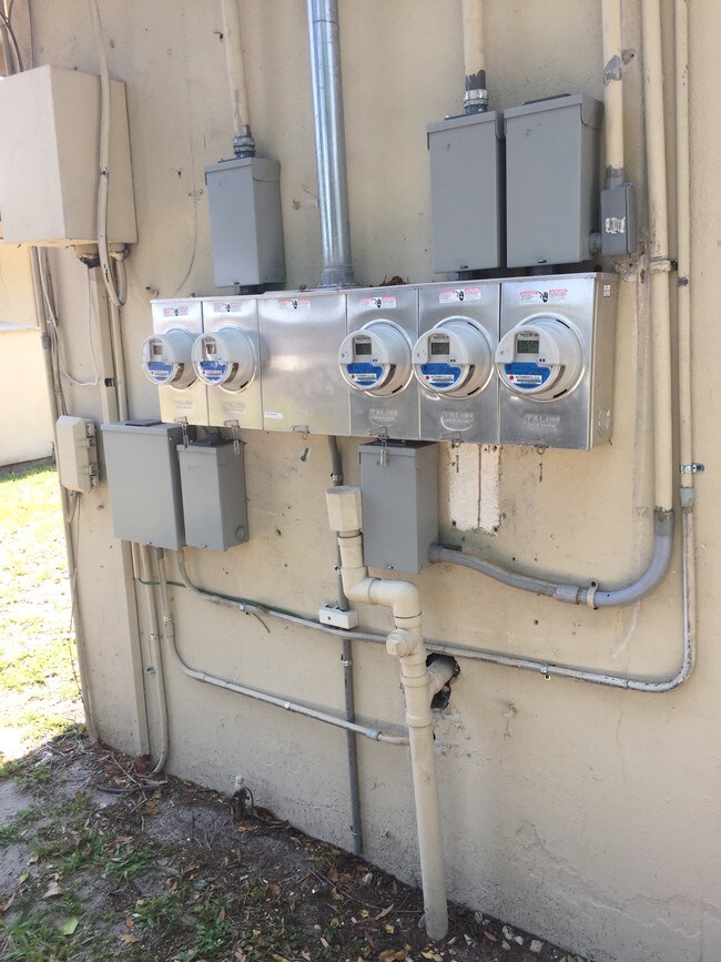 Building Photo - 3981-3971 SW 12th PL FORT LAUDERDALE,FL 33312