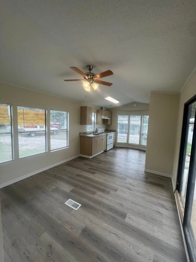 Building Photo - Beautifully Renovated 1/1 in South Zephyrh...