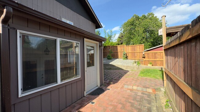 Foto del edificio - Private Olympia Townhome w Fully Fenced Ba...