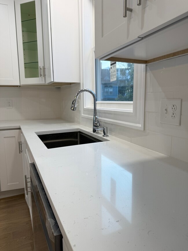 Building Photo - 120 Cushing Ave