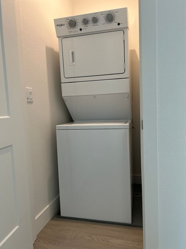Foto del edificio - 2 Months Free Rent! 2 BED 1 BATH UPPER UNI...
