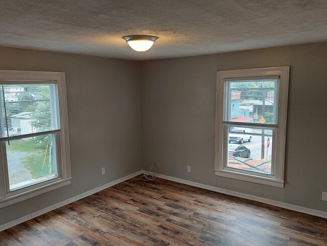 Building Photo - 607 Winthrop St