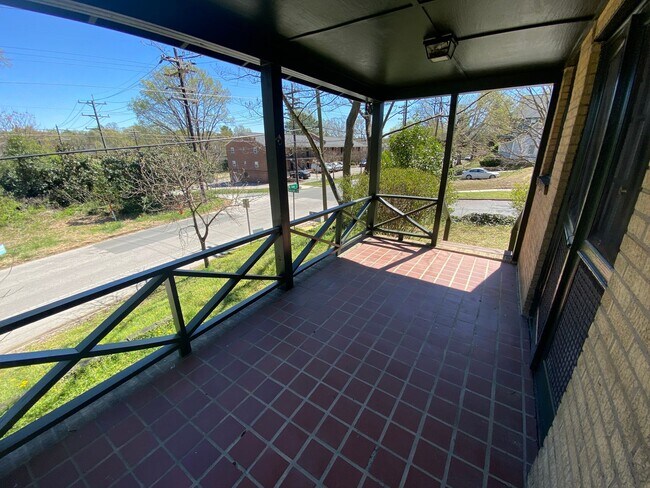 Foto del edificio - Huge Trinity Park Duplex with Office, Shared Fenced Yard and Adorable Porch!