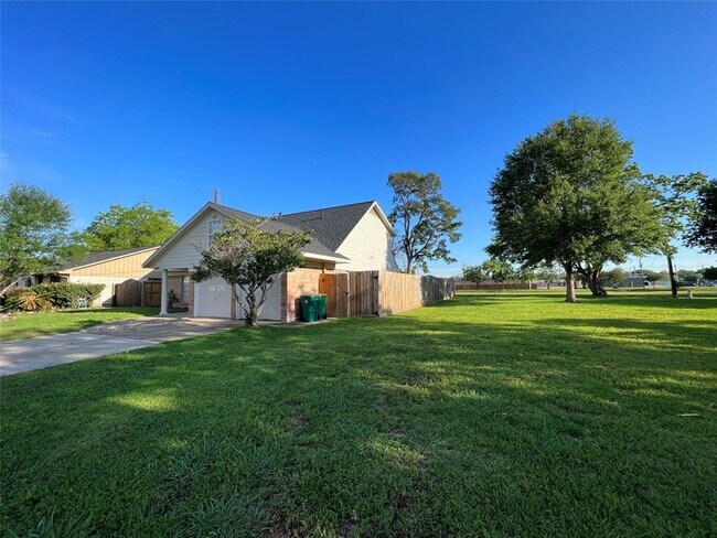 Foto del edificio - 5813 Lucy Lane